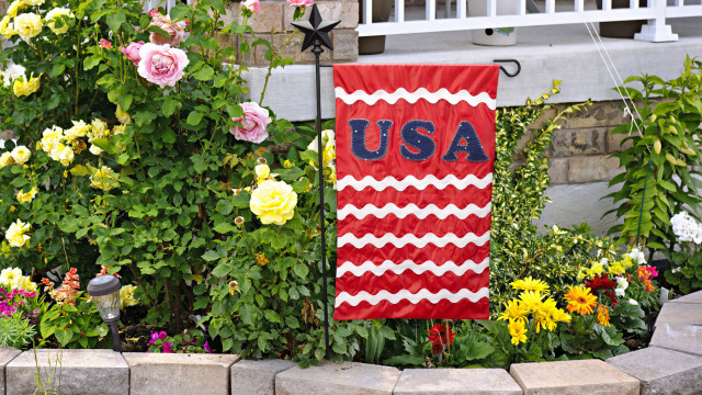 EmbroideryWorks-USA-Garden-flag.jpg