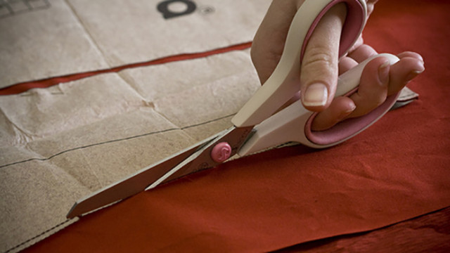 how to cut fabric with scissors