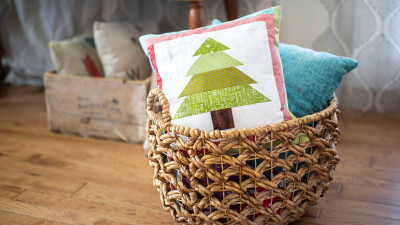 Quilted_Christmas_Tree_Pillow.jpg
